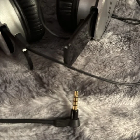 Sol Republic V10 Headphones